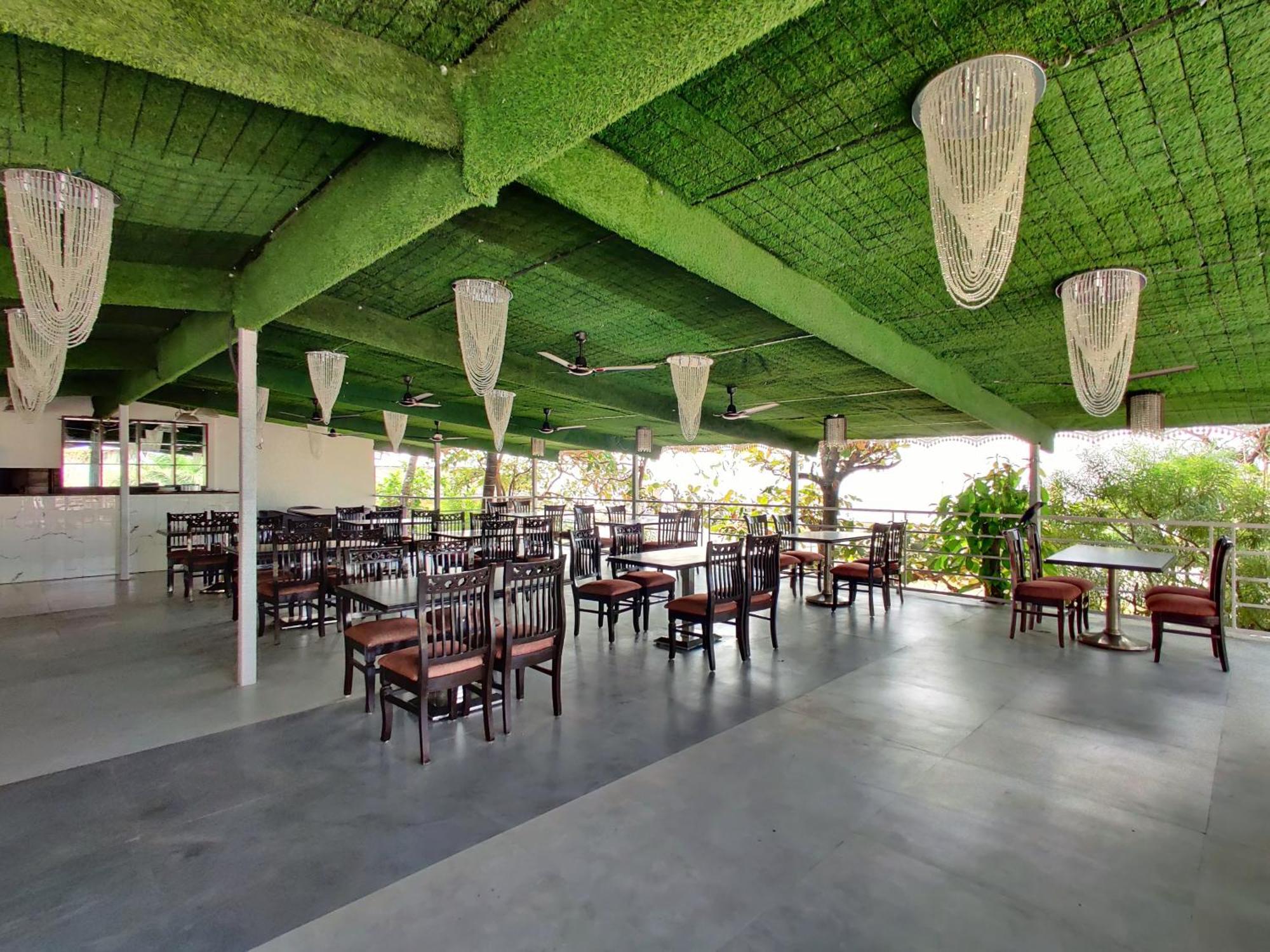 Golden Chariot Hotel Daman Exterior foto