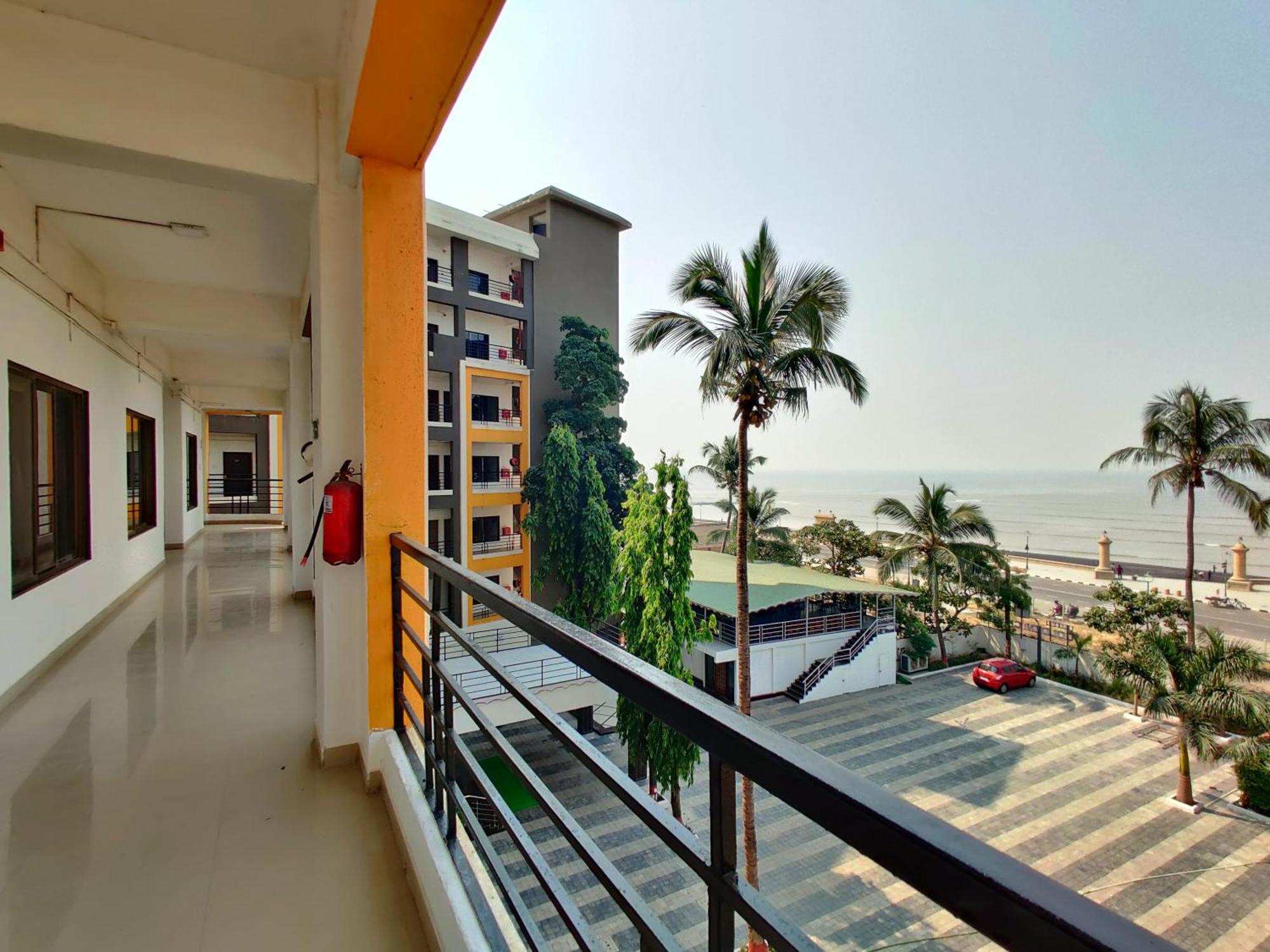 Golden Chariot Hotel Daman Exterior foto