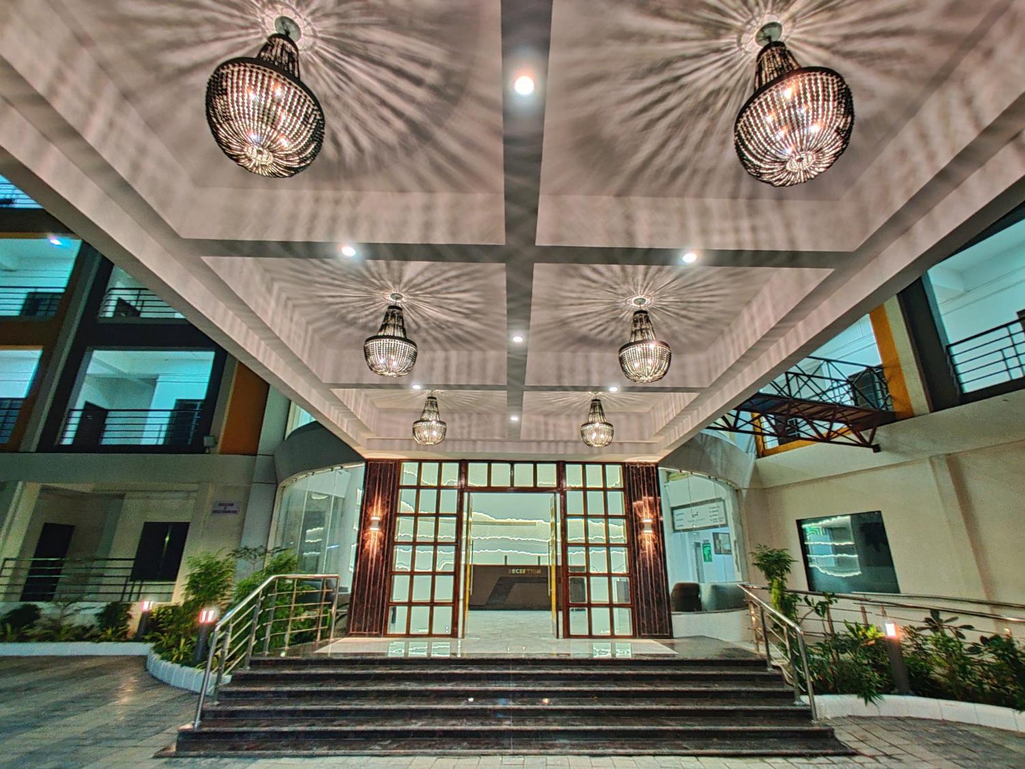 Golden Chariot Hotel Daman Exterior foto